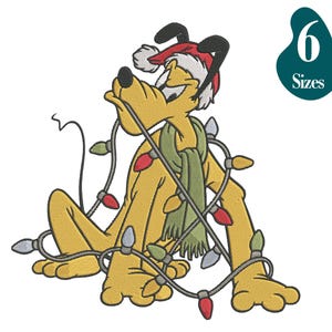 Peut inclure: Une broderie de Pluto, un chien jaune, portant un bonnet de Père Noël et une écharpe verte, emmêlé dans des guirlandes lumineuses. L'image comprend le texte "6 Tailles" dans une forme turquoise.