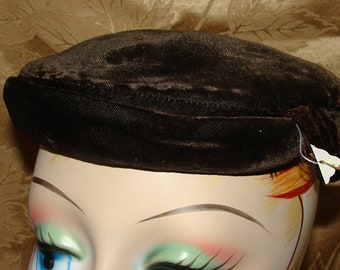 Herbstliche braune Chapeau Pillbox 1930er bis 50er Jahre Damenhut 21 Rund Samt Plüsch Damen Vintage Kopfbedeckung Mid Century Mod Damenmode