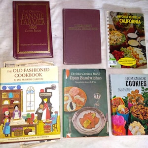 以下が含まれることがあります： 「The Original Fannie Farmer 1896 Cook Book」や「Favorite Recipes of California」など、ヴィンテージの料理本のコレクション。これらの本は、鮮やかな表紙とイラストが特徴で、古典的なレシピと料理の歴史を紹介しています。