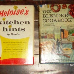 Puede incluir: Tres libros de cocina vintage con portadas coloridas. El primer libro se titula "Heloise's Kitchen Hints by Heloise" y presenta un dise&ntilde;o amarillo y rojo. El segundo libro se titula "The Blender Cookbook by Ann Seranne and Eileen Gaden" y presenta una ilustraci&oacute;n colorida de una licuadora y comida. El tercer libro es rojo y su t&iacute;tulo no es visible en la imagen.