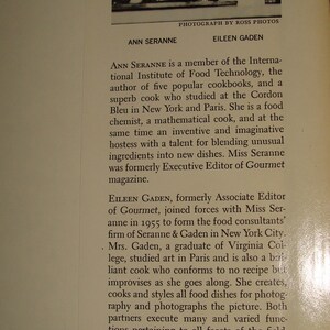 Puede incluir: Foto en blanco y negro de dos mujeres, Ann Seranne y Eileen Gaden, ambas expertas en gastronom&iacute;a. Ann Seranne es miembro del Instituto Internacional de Tecnolog&iacute;a Alimentaria y autora de cinco libros de cocina. Eileen Gaden es graduada del Virginia College y estudi&oacute; arte en Par&iacute;s. El texto "ISBN: 0-385-07978-8" y "Impreso en EE. UU." se encuentra en la parte inferior de la foto.