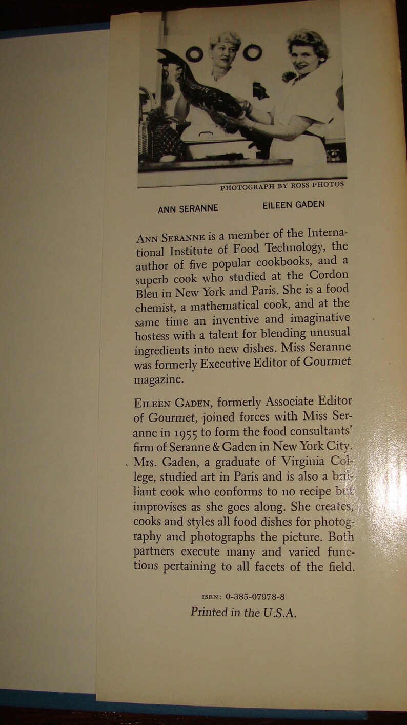Puede incluir: Foto en blanco y negro de dos mujeres, Ann Seranne y Eileen Gaden, ambas expertas en gastronom&iacute;a. Ann Seranne es miembro del Instituto Internacional de Tecnolog&iacute;a Alimentaria y autora de cinco libros de cocina. Eileen Gaden es graduada del Virginia College y estudi&oacute; arte en Par&iacute;s. El texto "ISBN: 0-385-07978-8" y "Impreso en EE. UU." se encuentra en la parte inferior de la foto.