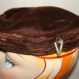 Vintage Hat 1930&#39;s Antique Chapeau Brown Soft Plush Velour Crushable Victory V Velvet Art Deco Gem Turban Style Ruched Brim Small Round