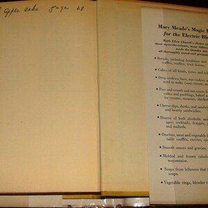 Puede incluir: Una p&aacute;gina de un libro de cocina vintage titulado "Las recetas m&aacute;gicas de Mary Meade para la licuadora el&eacute;ctrica". La p&aacute;gina enumera una variedad de recetas que se pueden hacer usando una licuadora, incluyendo panes, pasteles, galletas, tartas, salsas, postres, tortillas, salsas, sopas y platos de verduras.