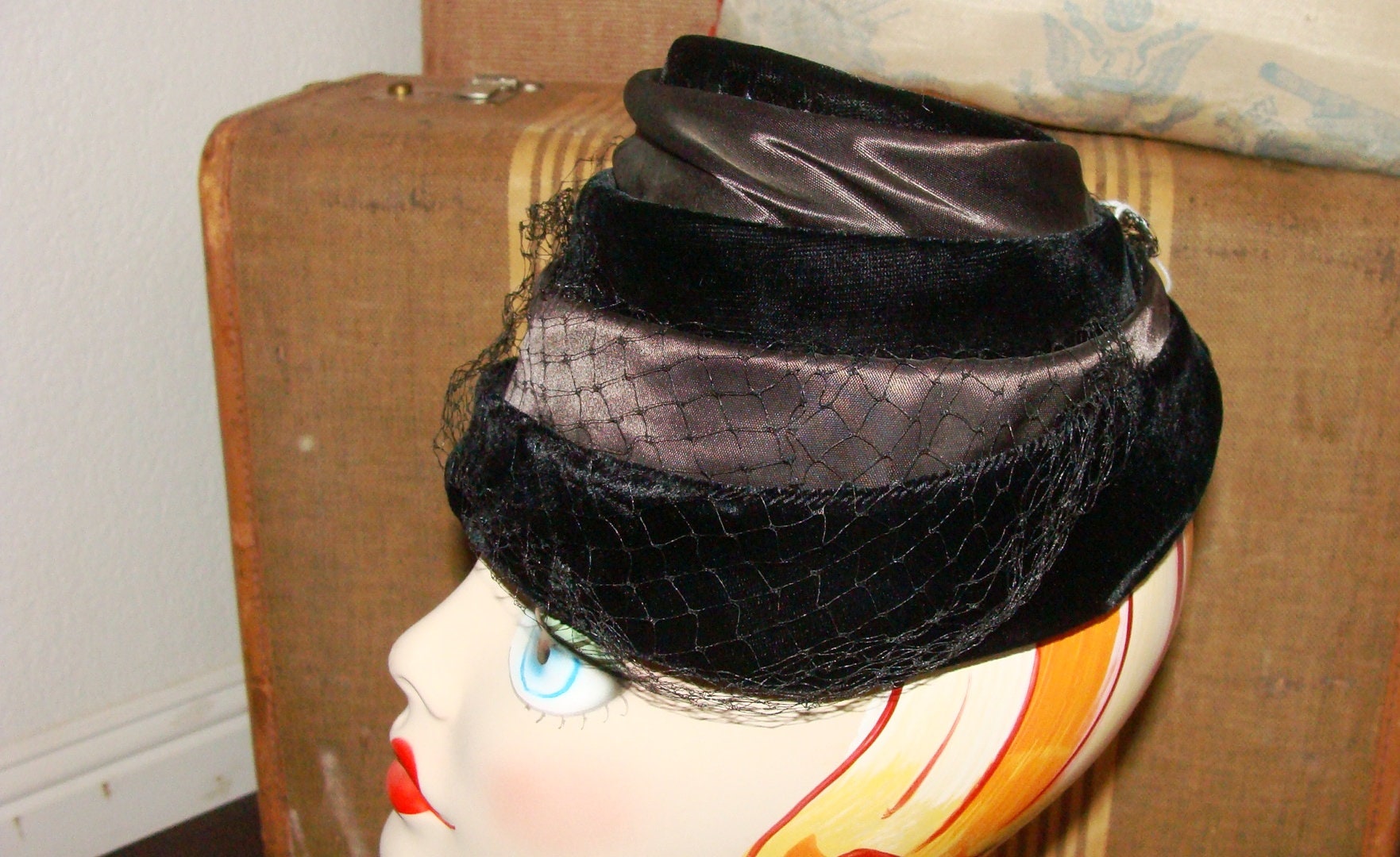 Black Velvet Ladies Hat Netting Round Asymmetrical Art Deco  display picture 3