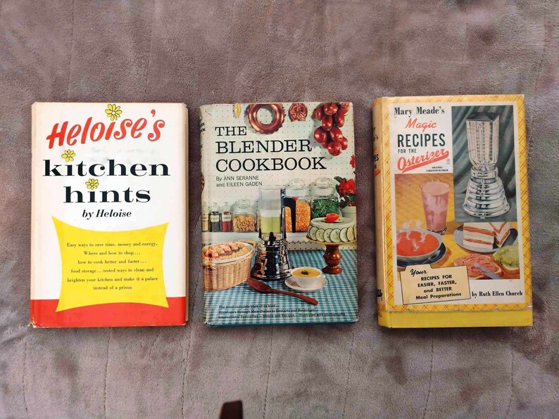 Puede incluir: Tres libros de cocina vintage con portadas coloridas. El primer libro se titula "Heloise's Kitchen Hints" con una portada amarilla y roja. El segundo libro se titula "The Blender Cookbook" con una portada a cuadros azules y blancos. El tercer libro se titula "Mary Meade's Magic Recipes for the Osterizer" con una portada amarilla y roja.