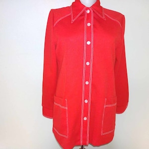 Op de afbeelding: Een felrood shirt met lange mouwen, een kraag en witte knopen. Het shirt heeft witte stiksels langs de naden, zakken en kraag. Het shirt is effen van kleur en heeft een klassiek ontwerp met knopen.