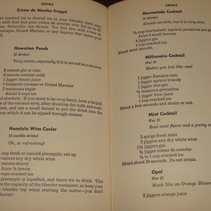 Puede incluir: Un libro de cocina vintage con recetas de bebidas como Cr&egrave;me de Menthe Frapp&eacute;, Ponche Hawaiano, Enfriador de Vino de Honolulu, C&oacute;ctel de Mermelada, C&oacute;ctel de Millonario, C&oacute;ctel de Menta y Opalo. El libro tiene una textura de papel amarillenta y envejecida.
