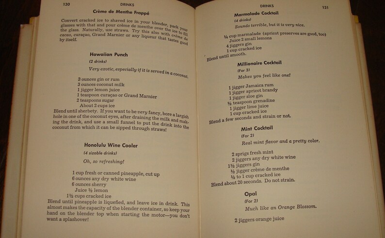 Puede incluir: Un libro de cocina vintage con recetas de bebidas como Cr&egrave;me de Menthe Frapp&eacute;, Ponche Hawaiano, Enfriador de Vino de Honolulu, C&oacute;ctel de Mermelada, C&oacute;ctel de Millonario, C&oacute;ctel de Menta y Opalo. El libro tiene una textura de papel amarillenta y envejecida.