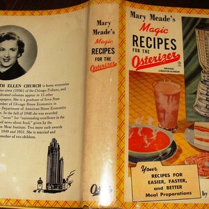 Puede incluir: Una portada de libro de cocina vintage con un fondo a cuadros amarillo y blanco. La portada presenta una licuadora plateada, un vaso de l&iacute;quido rosa, un taz&oacute;n de sopa roja y un plato de s&aacute;ndwiches. El t&iacute;tulo del libro es "Mary Meade's Magic Recipes for the Osterizer." La autora es Ruth Ellen Church.