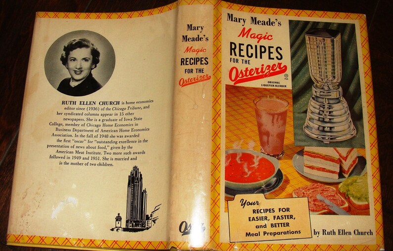 Puede incluir: Una portada de libro de cocina vintage con un fondo a cuadros amarillo y blanco. La portada presenta una licuadora plateada, un vaso de l&iacute;quido rosa, un taz&oacute;n de sopa roja y un plato de s&aacute;ndwiches. El t&iacute;tulo del libro es "Mary Meade's Magic Recipes for the Osterizer." La autora es Ruth Ellen Church.