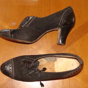 1930&#39;s Quality Crafted Pumps Ladies Black Vintage Fashion Heels Cap Toe Suede Leather Golden Age Detail Antique Shoe Size 6 US