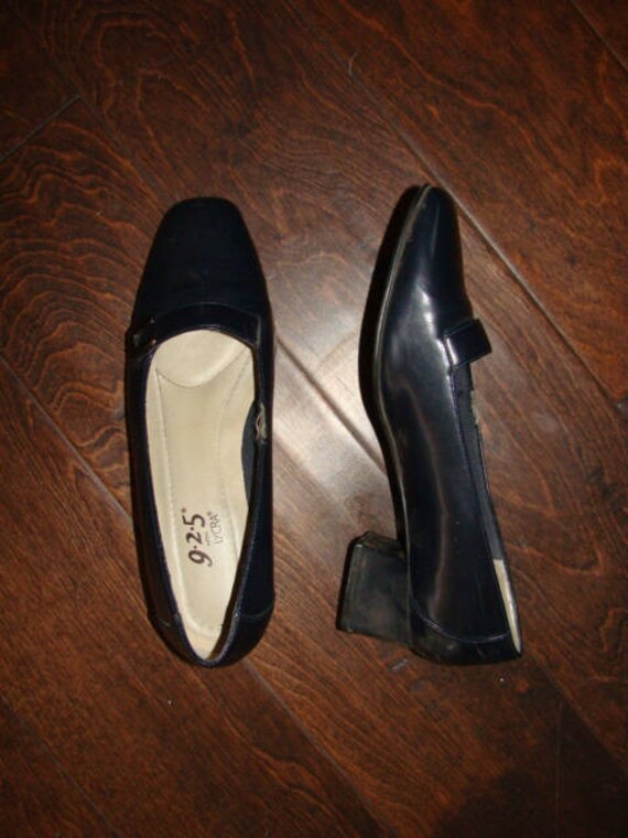 navy pumps size 9