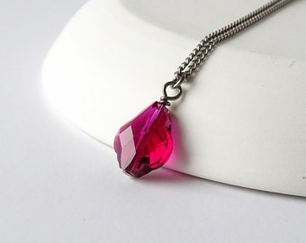 Collier en titane avec cristal baroque rubis, collier sans nickel pour peau sensible, cristal européen rouge rubis rose, bijoux en titane pur