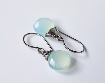 Boucles d'oreilles en titane calcédoine verte, boucles d'oreilles en écume de mer enveloppées de fil de niobium, pierres précieuses vertes pour oreilles sensibles, hypoallergéniques sans nickel