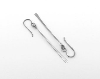 Long Hammered Bar Titanium Earrings, Elegant Silver Gray Niobium Hypoallergenic Bars, Nickel Free Modern Stick Earrings for Sensitive Ears