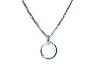 Small Hoop Titanium Necklace Simple Modern Small Hammered Circle Necklace Hypoallergenic Niobium and Titanium Necklace for Sensitive Skin