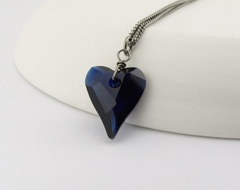 Blue Heart Crystal Titanium Necklace, Niobium Wire Wrapped Dark Indigo Crystal Hypoallergenic Nickel Free Chain Necklace For Sensitive Skin