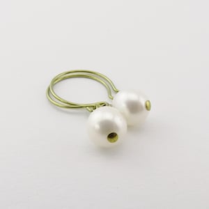 Pendientes de niobio con perlas blancas auténticas, pendientes de niobio de oro amarillo sin níquel para orejas sensibles, pendientes hipoalergénicos de perlas de agua dulce.