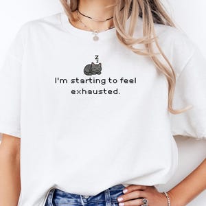 Ich beginne, mich erschöpft zu fühlen T-Shirt Stardew Valley, schläfrige Katze T-Shirt, Pixel Art, Gamer Geschenk, Geschenk für Sie, Pelican Town, gemütlich