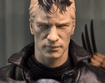 2003 Toy Biz - Series IV Marvel Legends punisher Super Posable Action Figure (plus Comic Book and Wall Mountable Display Stand