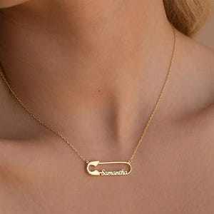 Collana con ciondolo a forma di graffetta con nome personalizzato, collana incisa, regalo per damigella d'onore, regalo di anniversario, regalo per lei, festa della mamma