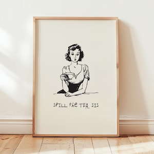 Könnte beinhalten: Gerahmter Schwarz-Weiß-Druck mit einer Vintage-Illustration einer Frau, die eine Teetasse hält. Der Text "Spill the Tea, Sis" ist darunter gedruckt. Das Kunstwerk wird auf weißem Hintergrund angezeigt.