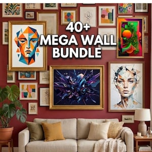 Może przedstawiać: Kolekcja oprawionych wydruków artystycznych eksponowanych na bordowej ścianie nad beżową sofą. Sztuka obejmuje geometryczne portrety, abstrakcyjne wzory i ilustracje botaniczne. Tekst brzmi "40+ MEGA WALL BUNDLE".
