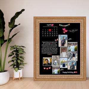 Op de afbeelding: Een zwart fotocollage met gouden rand. De collage bevat foto's, een kalender voor april en de woorden "Happy birthday" en een liefdevolle boodschap. Het frame wordt weergegeven op een houten oppervlak.