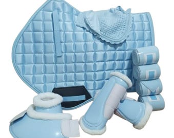 Juego de aperos para caballo a juego: mantilla acolchada, protectores de cepillado, protectores de campana, orejeras y vendas.