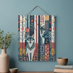 Könnte beinhalten: Ein rechteckiger Wandkunstdruck mit zwei Wölfen in einer Waldszene. Das Kunstwerk hat ein vertikales Streifendesign mit floralen und baumartigen Elementen in Blau-, Rot-, Gelb- und Weißtönen. Die Wölfe sind mit blauem und weißem Fell dargestellt.