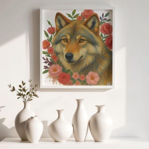 Könnte beinhalten: Ein gerahmter Aquarelldruck eines Wolfes, umgeben von roten und rosa Rosen. Der Wolf hat goldenes Fell und einen fokussierten Blick. Darunter befinden sich fünf weiße Keramikvasen unterschiedlicher Größe, die auf einer weißen Oberfläche angeordnet sind.
