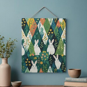 Könnte beinhalten: Eine dekorative Wanddekoration mit einem sich wiederholenden Muster aus weißen Kaninchen und floralen Elementen in Rauten. Die Farbpalette umfasst Grün-, Gelb-, Orange- und Weißtöne und schafft ein skurriles und von der Natur inspiriertes Design.