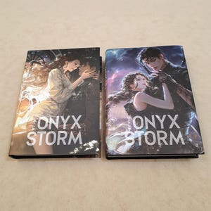 Op de afbeelding: Twee hardcover boeken met de titel "ONYX STORM" op de covers. De covers tonen illustraties van een man en een vrouw in romantische poses. Het boek links heeft een warm kleurenpalet, het boek rechts een koel kleurenpalet.