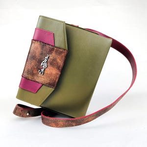 Sac à bandoulière en cuir vert olive - Sac à main coloré avec clous et détails en peau de serpent bronze