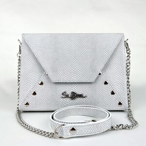 Oferta de lanzamiento 1 de 1: Cartera de novia plateada de piel de serpiente con correa de cadena