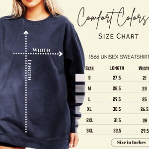 Puede incluir: Una sudadera unisex azul marino con una tabla de tallas. La tabla enumera las medidas en pulgadas para largo y ancho, desde la talla S hasta la 3XL. Tambi&eacute;n se ve el texto "Comfort Colors" y "1566 Unisex Sweatshirt".