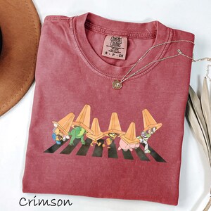 Puede incluir: Un juego de tres tazas de cer&aacute;mica con un acabado mate moteado. Las tazas son de color crema, gris claro y gris oscuro. Cada taza tiene un dise&ntilde;o simple y minimalista, ideal para caf&eacute; o t&eacute;.