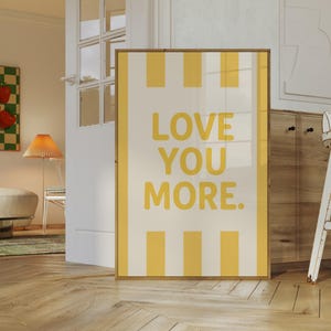 Arte mural "Te amo más": póster tipográfico retro minimalista con estética de rayas amarillas