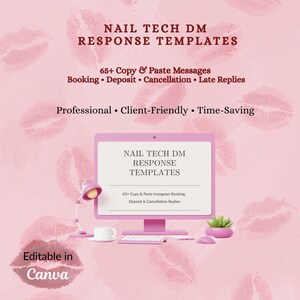 Puede incluir: Una taza de cerámica blanca con un asa negra y el texto "But First, Coffee" en un estilo manuscrito. La taza está sobre una superficie blanca. La taza mide unos 10 cm de altura.