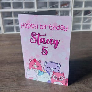 Biglietto di auguri di compleanno personalizzato Squishmallow Regalo carino e personalizzato per gli amanti dei peluche kawaii Divertente biglietto di auguri di compleanno per i fan di Squishmallow