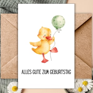 Puede incluir: Tarjeta de felicitación con una ilustración en acuarela de un patito amarillo sosteniendo un globo verde con lunares. El texto alemán "ALLES GUTE ZUM GEBURTSTAG" está impreso en negro. También se ve un sobre marrón y margaritas.
