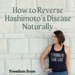 Op de afbeelding: Een vrouw in een zwart tanktop met de tekst "Stronger Than I Look" en blauwe leggings staat tegen een witte bakstenen muur. De tekst "How to Reverse Hashimoto's Disease Naturally" staat bovenaan de afbeelding. De tekst "Freedom from Fatigue & Weight Gain!!" staat onder de vrouw. De tekst "KATIE MCVICKER PERSONAL TRAINER GUT HEALTH SPECIALIST" staat onderaan de afbeelding.