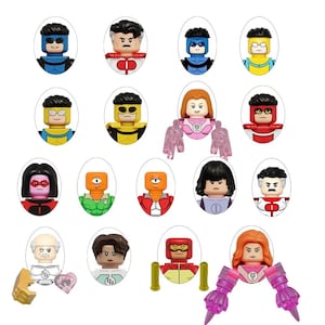 Puede incluir: Una colección de quince pequeñas figuras de bloques de construcción de plástico con diversas expresiones faciales, peinados y trajes coloridos, incluyendo uniformes rojos, azules, amarillos y blancos, dispuestos en un diseño de cuadrícula.