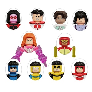 Puede incluir: Una colección de diez cabezas y torsos de minifiguras de plástico con varios personajes de distintos colores de pelo, expresiones faciales y trajes de superhéroe, incluyendo una figura con accesorios de brazo morados translúcidos y otra con cilindros amarillos.
