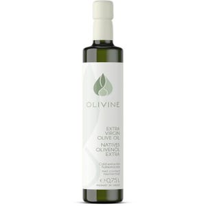 Może przedstawiać: Zielona szklana butelka oliwy z oliwek extra virgin Olivine. Butelka ma białą etykietę z nazwą marki i informacjami o produkcie. Etykieta zawiera r&oacute;wnież zielony wz&oacute;r liścia. Butelka zawiera 0,75L oliwy z oliwek.