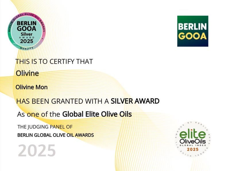 Może przedstawiać: Certyfikat Berlin GOOA Silver Award 2025, potwierdzający, że Olivine Mon jest Global Elite Olive Oil. Dokument zawiera logo Berlin GOOA, zielono-białą pieczęć oraz logo Elite Olive Oils 2025.