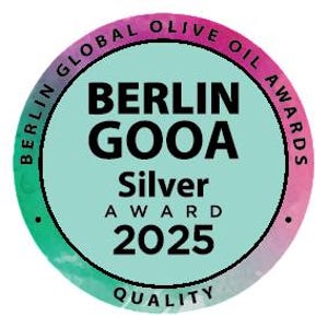 Może przedstawiać: Okrągła odznaka z gradientem r&oacute;żu, turkusu i zieleni. Tekst "BERLIN GOOA" jest pogrubiony czarnymi literami, z napisem "Silver AWARD 2025" poniżej. Słowa "BERLIN GLOBAL OLIVE OIL AWARDS" i "QUALITY" znajdują się w okrągłej obw&oacute;dce.