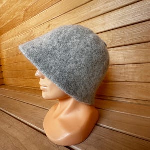 Peut inclure: Un chapeau en feutre gris à large bord. Le chapeau est sur une tête de mannequin.