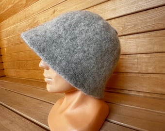 Può includere: Un cappello di feltro grigio con un'ampia tesa. Il cappello è su una testa di manichino.